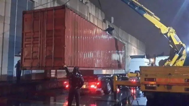 Alışveriş merkezi otoparkına aynı gün yerleştirilen depolama konteyneri